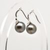 Kainoa : boucles d’oreilles en argent 925 rhodié 2 Perles de Tahiti rondes 9,7 mm, qualité A. Élégantes, uniques, livraison et certificat.Direct Producteur