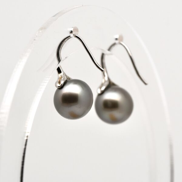 Kainoa : boucles d’oreilles en argent 925 rhodié 2 Perles de Tahiti rondes 9,7 mm, qualité A. Élégantes, uniques, livraison et certificat.Direct Producteur