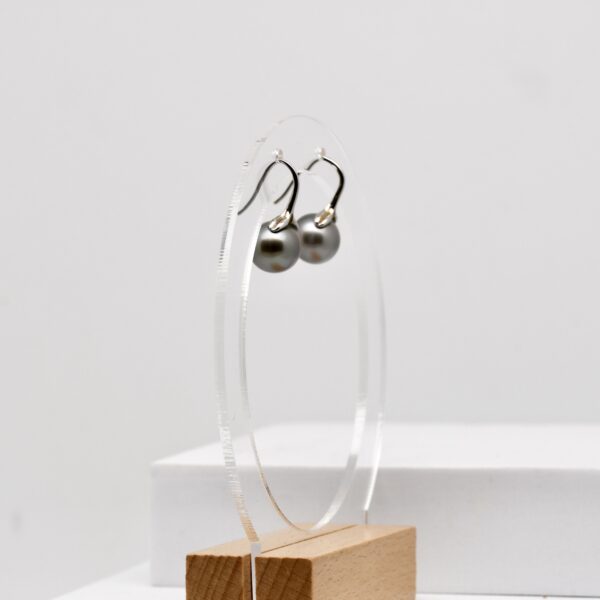 Offrir ou s’offrir une paire de boucles d’oreilles en perles de Tahiti comme  Kainoa, c’est choisir un bijou au style classique, mais unique. C’est aussi soutenir une démarche artisanale, éthique et durable.