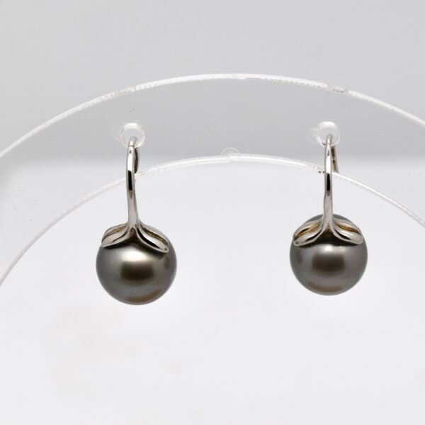 Boucles d’oreilles Kainoa en argent rhodié avec perles de Tahiti rondes 9,7 mm qualité A – Bijou artisanal et certifié