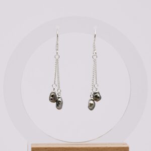 Boucles Lei avec 4 keshi de Tahiti montés sur chaîne jaseron en argent 925, création artisanale produite sur l’atoll de Manihi