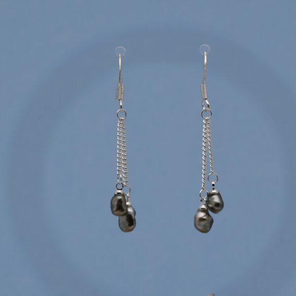 Boucles Lei avec 4 keshi de Tahiti montés sur chaîne jaseron en argent 925, création artisanale produite sur l’atoll de Manihi