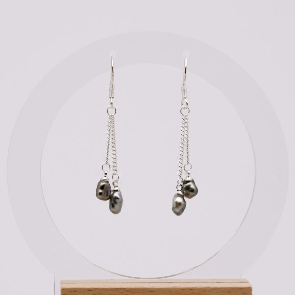 Boucles Lei avec 4 keshi de Tahiti montés sur chaîne jaseron en argent 925, création artisanale produite sur l’atoll de Manihi