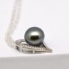 Pendentif Maikai en forme de cœur en argent rhodié avec perle de Tahiti verte semi-ronde 9,2 mm, production Manihi, fait main