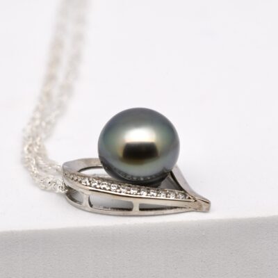 Pendentif Maikai en forme de cœur en argent rhodié avec perle de Tahiti verte semi-ronde 9,2 mm, production Manihi, fait main