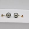 Boucles d’oreilles Malia en or jaune 14k avec perles de Tahiti rondes de 9 mm gris vert tilleul – Qualité A et top Gem – Création artisanale Manihi & Marseille
