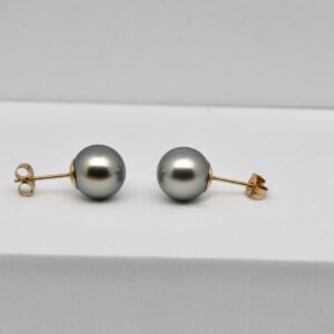 Boucles d’oreilles Malia en or jaune 14k avec perles de Tahiti rondes de 9 mm gris vert tilleul – Qualité A et top Gem – Création artisanale Manihi & Marseille