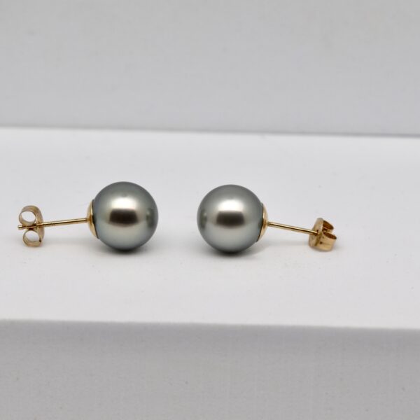 Boucles d’oreilles Malia en or jaune 14k avec perles de Tahiti rondes de 9 mm gris vert tilleul – Qualité A et top Gem – Création artisanale Manihi & Marseille
