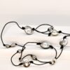 Collier mabe Mangareva en cuir noir avec 5 mabe réversibles et 10 perles de Tahiti cerclées, création artisanale unique en vente directe