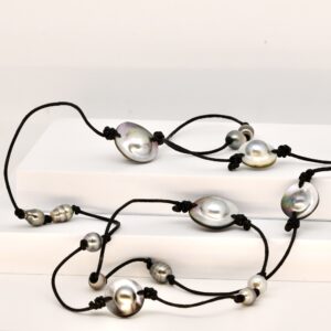 Collier mabe Mangareva en cuir noir avec 5 mabe réversibles et 10 perles de Tahiti cerclées, création artisanale unique en vente directe
