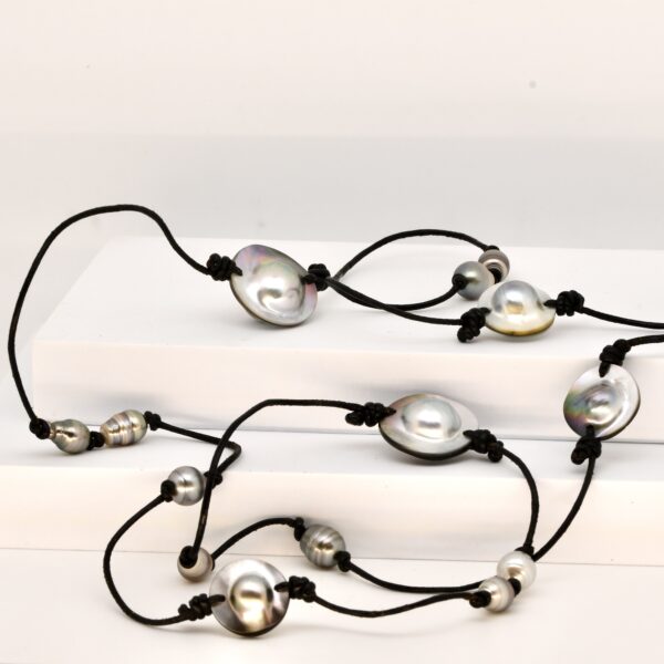 Collier mabe Mangareva en cuir noir avec 5 mabe réversibles et 10 perles de Tahiti cerclées, création artisanale unique en vente directe