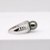 Bague Naia en argent 925 rhodié et éclats de Zirconium avec une perle de Tahiti parfaite ronde de 9,8 mm, création artisanale