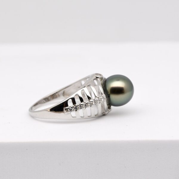 Bague Naia en argent 925 rhodié et éclats de Zirconium avec une perle de Tahiti parfaite ronde de 9,8 mm, création artisanale