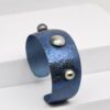 Bracelet Ninamu en titane martelé avec mabe de Tahiti et deux perles coupées, création artisanale unique montée à la main en France