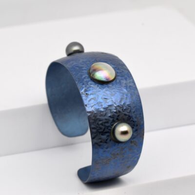 Bracelet Ninamu en titane martelé avec mabe de Tahiti et deux perles coupées, création artisanale unique montée à la main en France