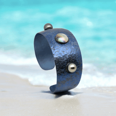 Bracelet Ninamu en titane martelé avec mabe de Tahiti et deux perles coupées, création artisanale unique montée à la main en France