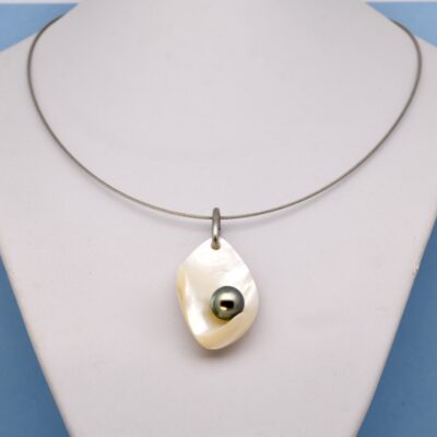 Le pendentif perle Oota, est plus qu’un bijou, c’est une œuvre d’art façonnée à la main à partir des trésors du lagon. Ce pendentif artisanal unique réunit une perle de Tahiti ronde de 10 mm de qualité A et un écrin de nacre sculpté dans une coquille d’huître perlière, issue de ma propre ferme sur l’atoll de Manihi, dans l’archipel des Tuamotu