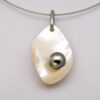 Pendentif Oota en nacre sculptée à la main avec perle de Tahiti ronde de 10 mm vert tilleul, fait main en circuit court