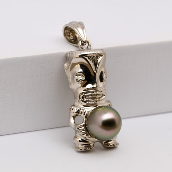 Oviri tire son nom du célèbre personnage mythologique protecteur et fort, sculpté ici dans une monture en argent finement ciselée. Ce bijou n’est pas seulement un pendentif, c’est un totem, une présence, une énergie. Il a été imaginé, dessiné et monté dans mon atelier de création à Marseille, en utilisant une perle produite sur ma ferme perlière artisanale de Manihi, au cœur des Tuamotu.