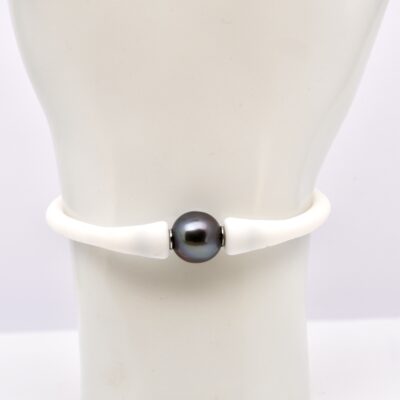 Ce bracelet en silicone élastique s’adapte à tous les poignets et offre un confort absolu. Léger, souple, waterproof, il est conçu pour vous suivre partout : à la plage, en randonnée, ou en soirée estivale. Son nom, Polu, signifie "bleu" en hawaien, et il n’a pas été choisi par hasard…