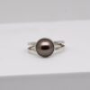 Bague Pualani en argent 925 avec perle de Tahiti cabochon vert aubergine de 10,5 mm, pièce unique montée à la main à Marseille