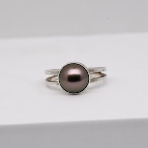Bague Pualani en argent 925 avec perle de Tahiti cabochon vert aubergine de 10,5 mm, pièce unique montée à la main à Marseille
