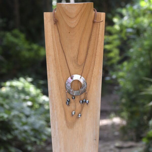 Ce collier se distingue par ses 8 perles cerclées de qualité A et B, sélectionnées pour leur éclat naturel, leurs reflets intenses et leurs formes organiques. Ces perles mesurent entre 9 et 10 mm et présentent des teintes naturelles allant du gris argenté au vert profond, en passant par des nuances aubergine et bronze. Chaque perle de Tahiti est unique, tout comme le collier perles Rikitea.