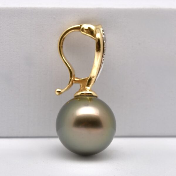 Taahine, pendentif or jaune 18k perle de Tahiti ronde 11,2 mm qualité A.Brillants. Lustre parfait couleur gris/vert tilleul. Peut se clipser sur un collier