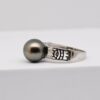 Bague Ulani en argent 925 rhodié avec perle de Tahiti ronde de 10,8 mm vert tilleul aubergine, création artisanale de Manihi