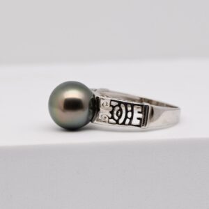 Bague Ulani en argent 925 rhodié avec perle de Tahiti ronde de 10,8 mm vert tilleul aubergine, création artisanale de Manihi