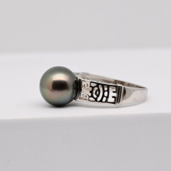 Bague Ulani en argent 925 rhodié avec perle de Tahiti ronde de 10,8 mm vert tilleul aubergine, création artisanale de Manihi