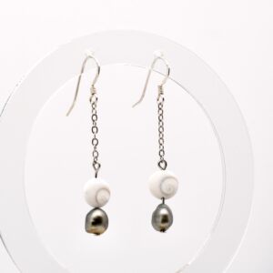 Boucles Vane – keshi de Tahiti verts et yeux de Sainte Lucie montés sur chaîne en argent 925, création artisanale issue de Manihi.