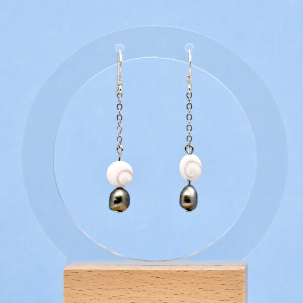 Boucles Vane – keshi de Tahiti verts et yeux de Sainte Lucie montés sur chaîne en argent 925, création artisanale issue de Manihi.