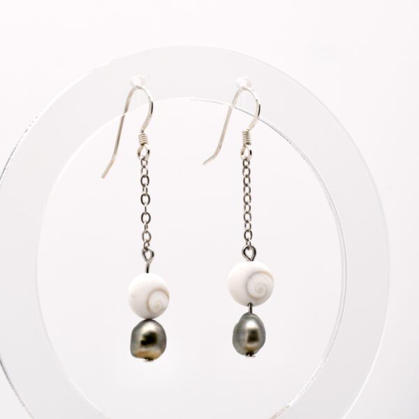 Boucles Vane – keshi de Tahiti verts et yeux de Sainte Lucie montés sur chaîne en argent 925, création artisanale issue de Manihi.