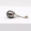 Le pendentif perle APATAKI incarne l’union parfaite entre raffinement contemporain et tradition perlière polynésienne. Monté sur une longue bélière articulée en argent 925 rhodié, ce bijou de 35 mm de hauteur épouse avec grâce les lignes du cou, tout en valorisant une perle d’exception : une perle de Tahiti semi-baroque de 11,7 mm, de qualité A.