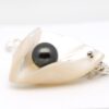 Nom : Hinge – Collier nacre brute & perle de Tahiti Perle : Ronde, 9,5 mm, qualité A, couleur vert foncé naturelle, lustre excellent Pendentif : Nacre brute taillée dans une coquille de 7 ans Fixation : Pivot central invisible pour solidité renforcée Chaîne : Argent 925, longueur 44 cm, fermoir en argent Provenance : Perle & nacre issues de la ferme de Manihi Montage : Fait main dans mon atelier à Marseille Particularité : Bijou unique, circuit court, certificat d’origine Livraison : Colissimo suivi offert