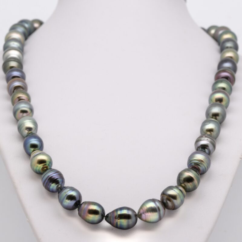 Collier Horomiri, 39 perles cerclées de Tahiti multicolores 10-12 mm, montage câble acier, fermoir argent massif, création artisanale.