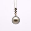 Pendentif Kamali avec perle de Tahiti ronde 11,8 mm qualité A, monté sur or gris 18k et orné de 3 diamants. Création artisanale unique.