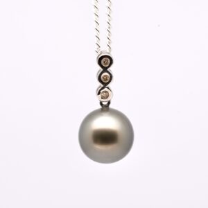 Pendentif Kamali avec perle de Tahiti ronde 11,8 mm qualité A, monté sur or gris 18k et orné de 3 diamants. Création artisanale unique.