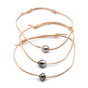 Bracelet Kauehi en cuir de kangourou marron, orné d’une perle de Tahiti cerclée de 9 à 10 mm, monté artisanalement en circuit court.