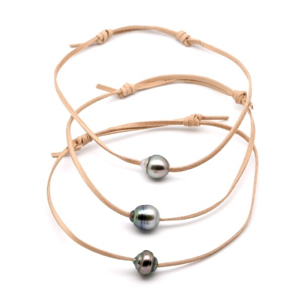 Bracelet Kauehi en cuir de kangourou marron, orné d’une perle de Tahiti cerclée de 9 à 10 mm, monté artisanalement en circuit court.