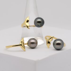 Bague Koloha réglable en gold filled avec perle de Tahiti ronde et motif queue de baleine, création artisanale à Marseille.
