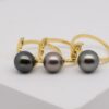 Conçue à partir de gold filled, un alliage noble et durable, cette bague artisanale marie résistance et éclat doré. Ajustable à toutes les tailles de doigt, elle offre un confort sur mesure tout en conservant son esthétique raffinée. Son point focal ? Une véritable perle de culture de Tahiti, issue de ma propre ferme perlière située sur l’atoll préservé de Manihi, dans l’archipel des Tuamotu.