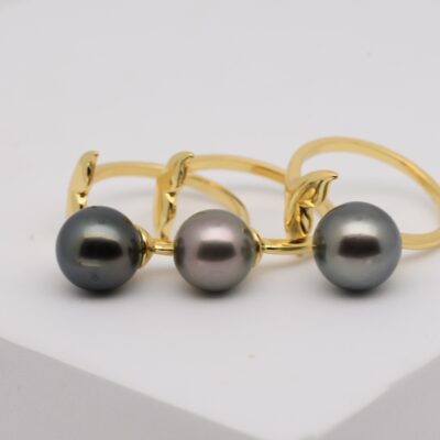 Conçue à partir de gold filled, un alliage noble et durable, cette bague artisanale marie résistance et éclat doré. Ajustable à toutes les tailles de doigt, elle offre un confort sur mesure tout en conservant son esthétique raffinée. Son point focal ? Une véritable perle de culture de Tahiti, issue de ma propre ferme perlière située sur l’atoll préservé de Manihi, dans l’archipel des Tuamotu.