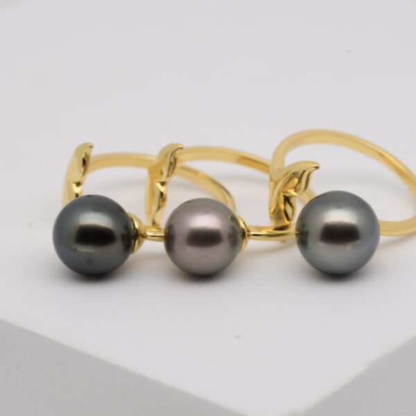 Conçue à partir de gold filled, un alliage noble et durable, cette bague artisanale marie résistance et éclat doré. Ajustable à toutes les tailles de doigt, elle offre un confort sur mesure tout en conservant son esthétique raffinée. Son point focal ? Une véritable perle de culture de Tahiti, issue de ma propre ferme perlière située sur l’atoll préservé de Manihi, dans l’archipel des Tuamotu.