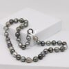 Collier Moana avec 40 perles de Tahiti semi baroques et cerclées, 9,5 à 10 mm, monté avec nœuds sur fil, fermoir en argent 925 rhodié.