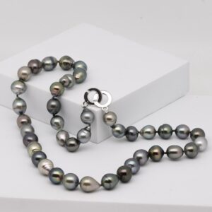Collier Moana avec 40 perles de Tahiti semi baroques et cerclées, 9,5 à 10 mm, monté avec nœuds sur fil, fermoir en argent 925 rhodié.