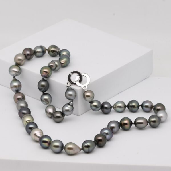 Collier Moana avec 40 perles de Tahiti semi baroques et cerclées, 9,5 à 10 mm, monté avec nœuds sur fil, fermoir en argent 925 rhodié.