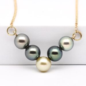 Collier Naninui avec 5 perles de Tahiti rondes de 9,5 à 10 mm, montées sur chaîne en argent 925 doré 14k. Couleurs naturelles vert, gris, doré.