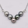 Nehenehe, collier Vénus 5 perles rondes 9-10 mm aux reflets naturels gris, aubergine et vert. Argent 925 rhodié, en vente directe du producteur.